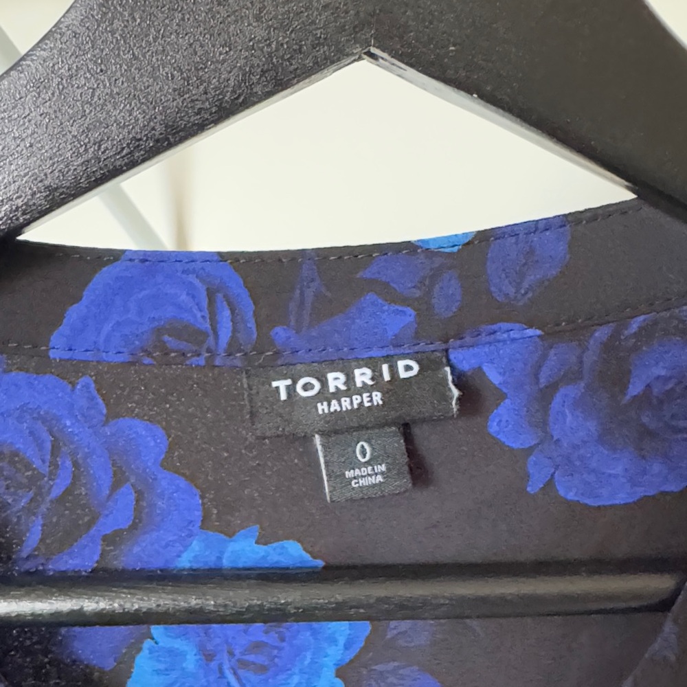 Torrid Black and Blue Rose Blouse Size 0 - Picture 2 of 6